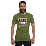 Du er fyret (Hvid tekst) Voksen T-shirt (Ekstra blød)